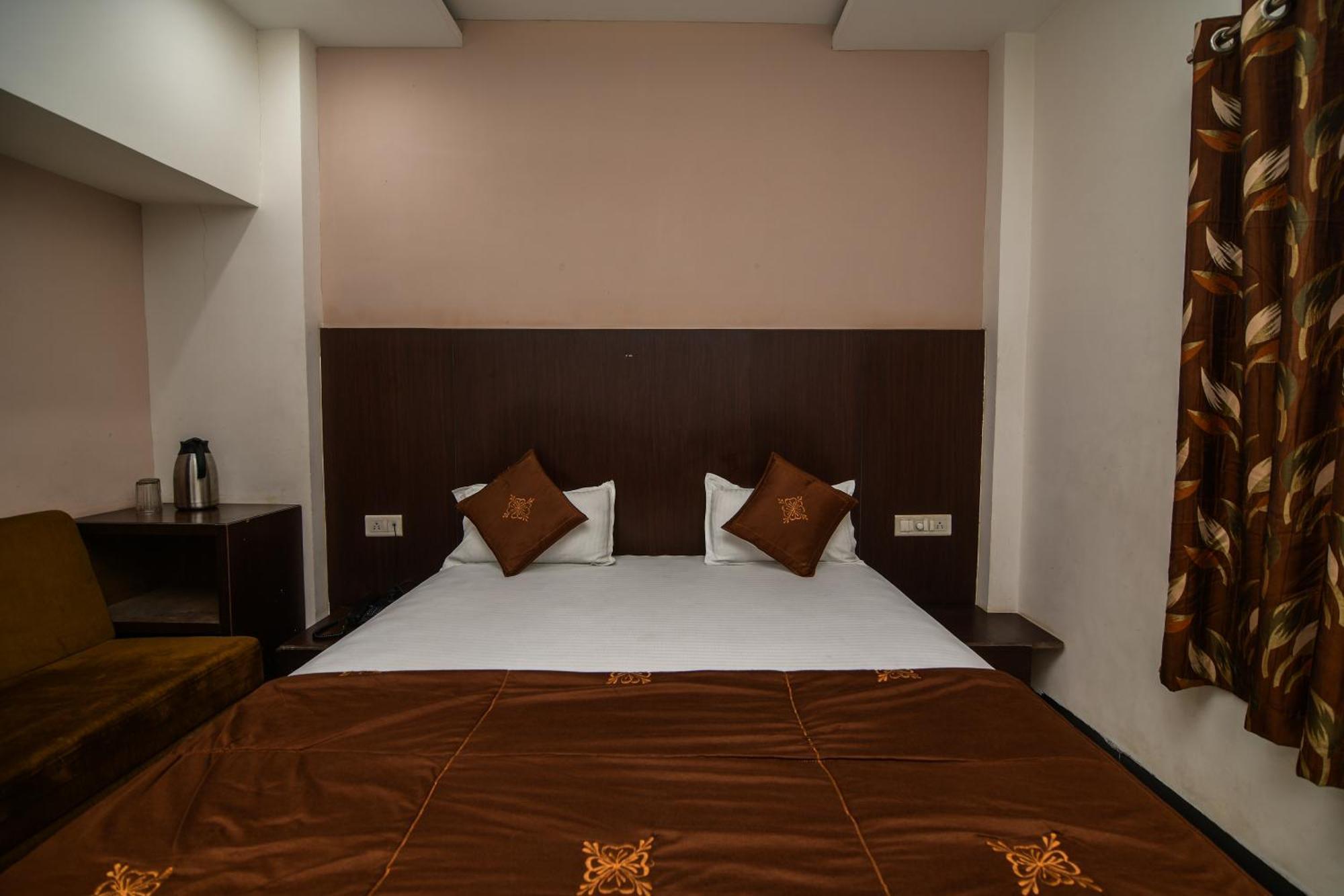 Shree Ram Hotel Ujjain Bagian luar foto