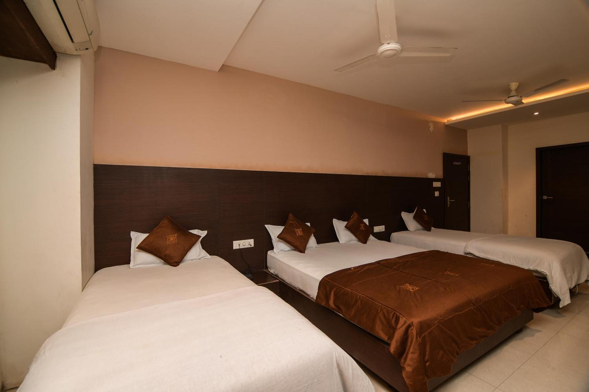 Shree Ram Hotel Ujjain Bagian luar foto