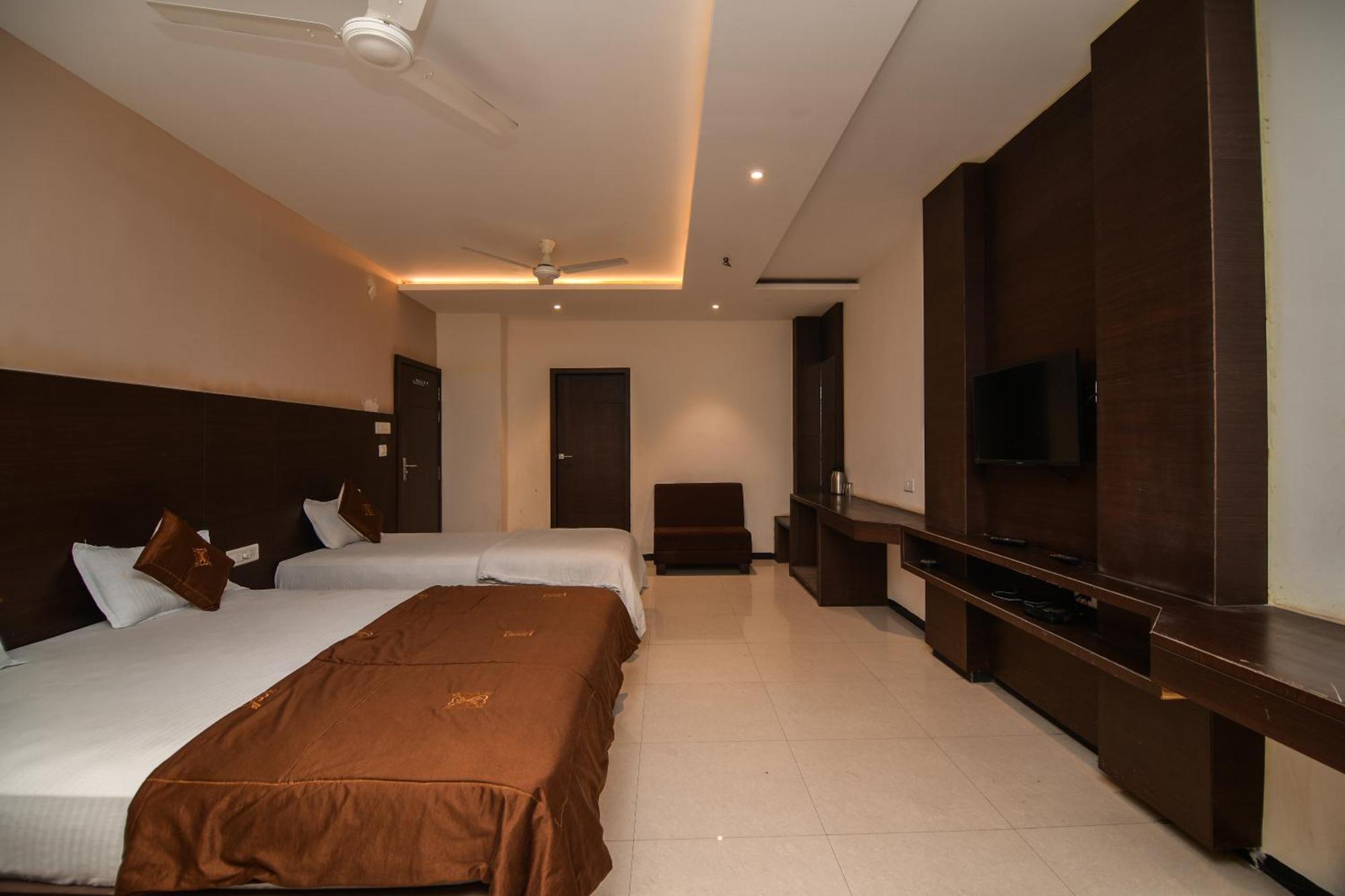 Shree Ram Hotel Ujjain Bagian luar foto