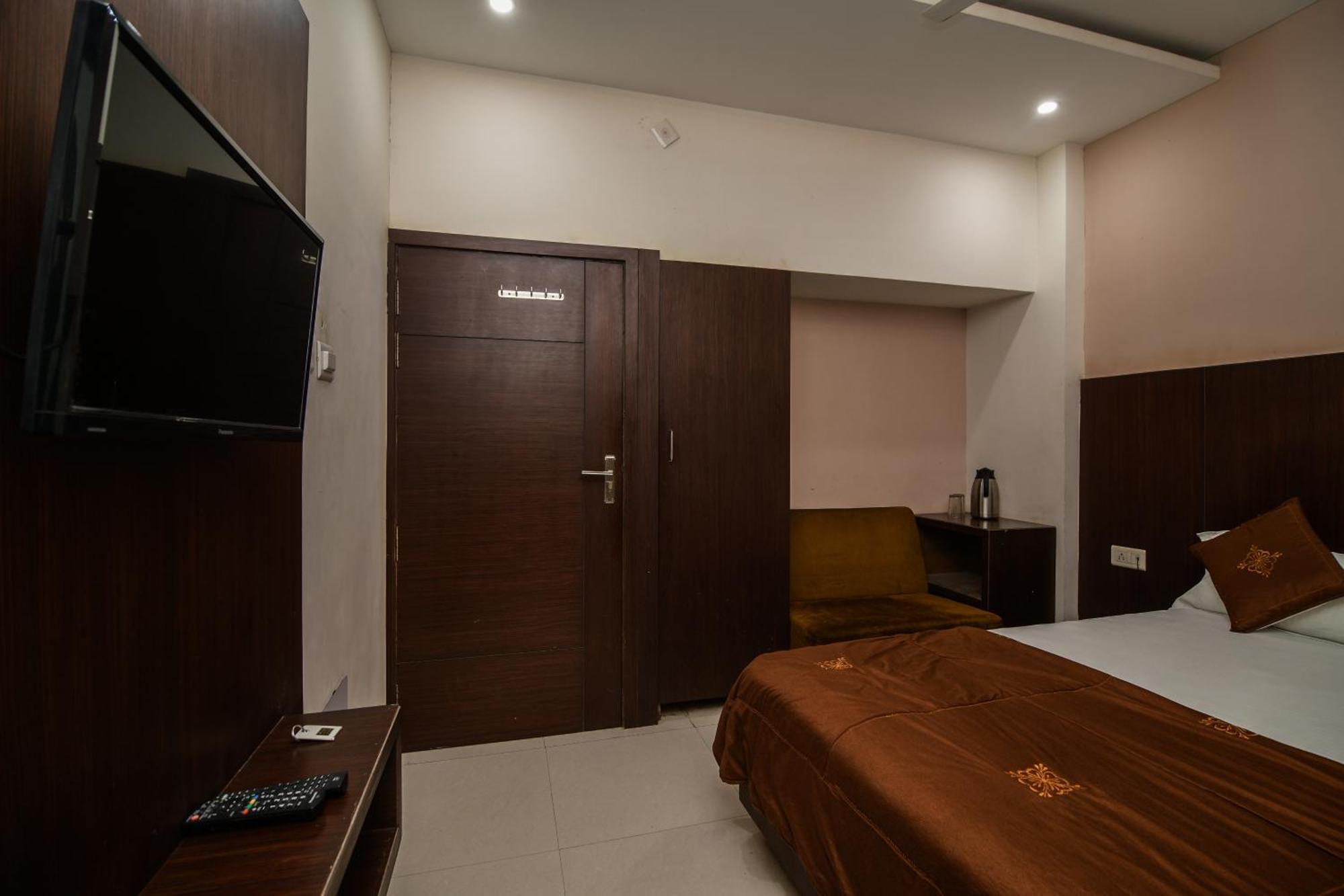 Shree Ram Hotel Ujjain Bagian luar foto