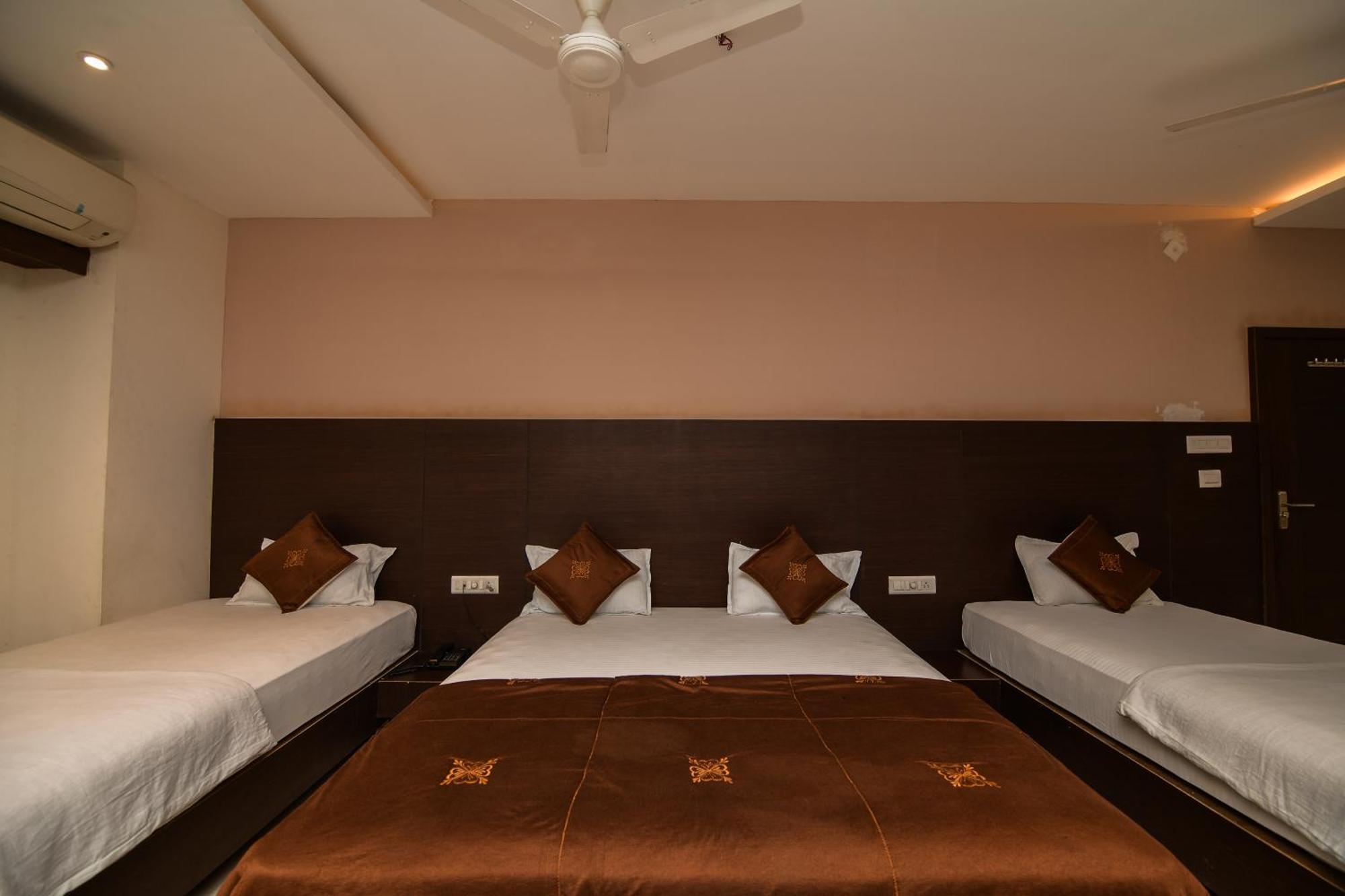Shree Ram Hotel Ujjain Bagian luar foto