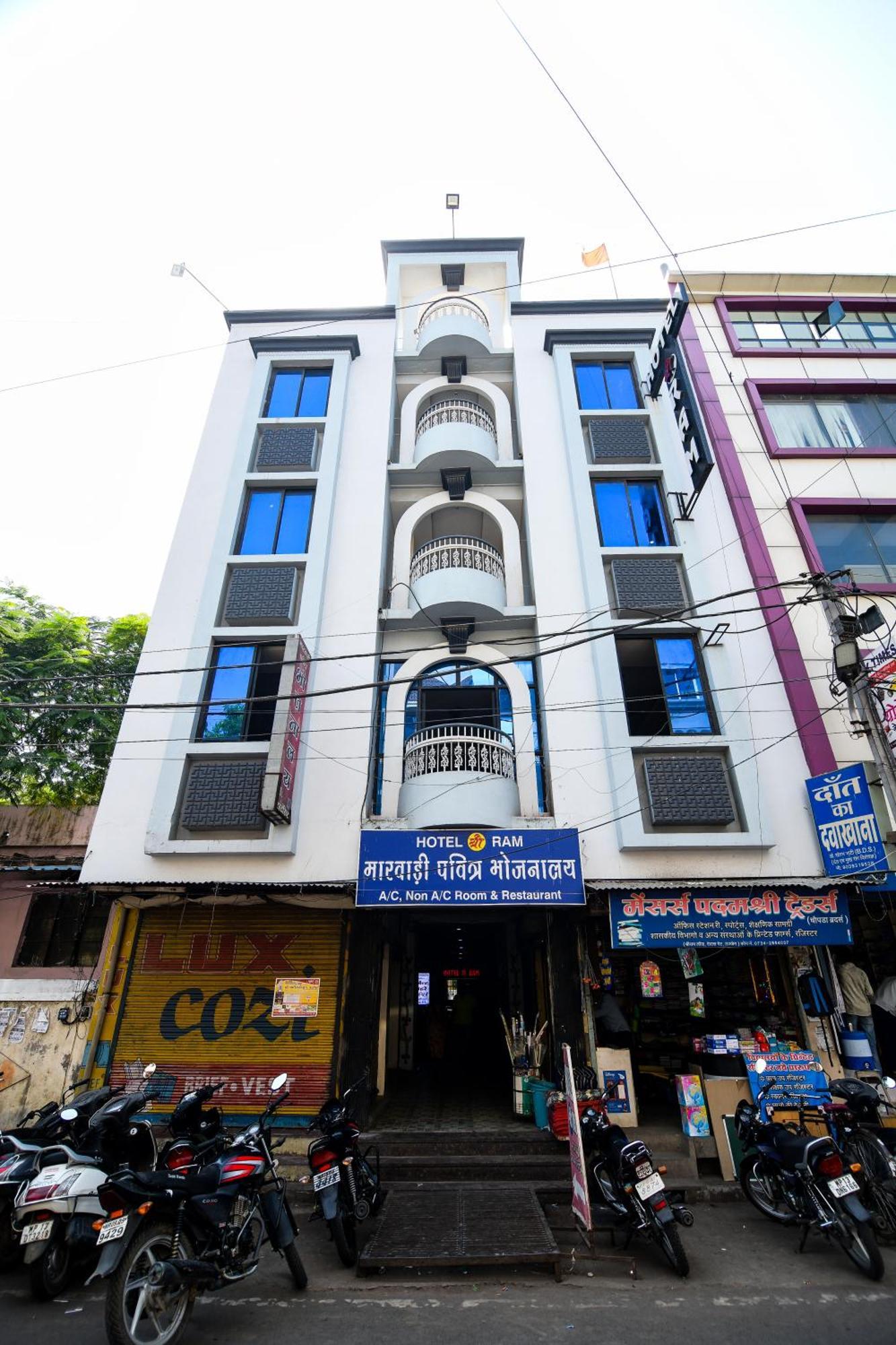 Shree Ram Hotel Ujjain Bagian luar foto