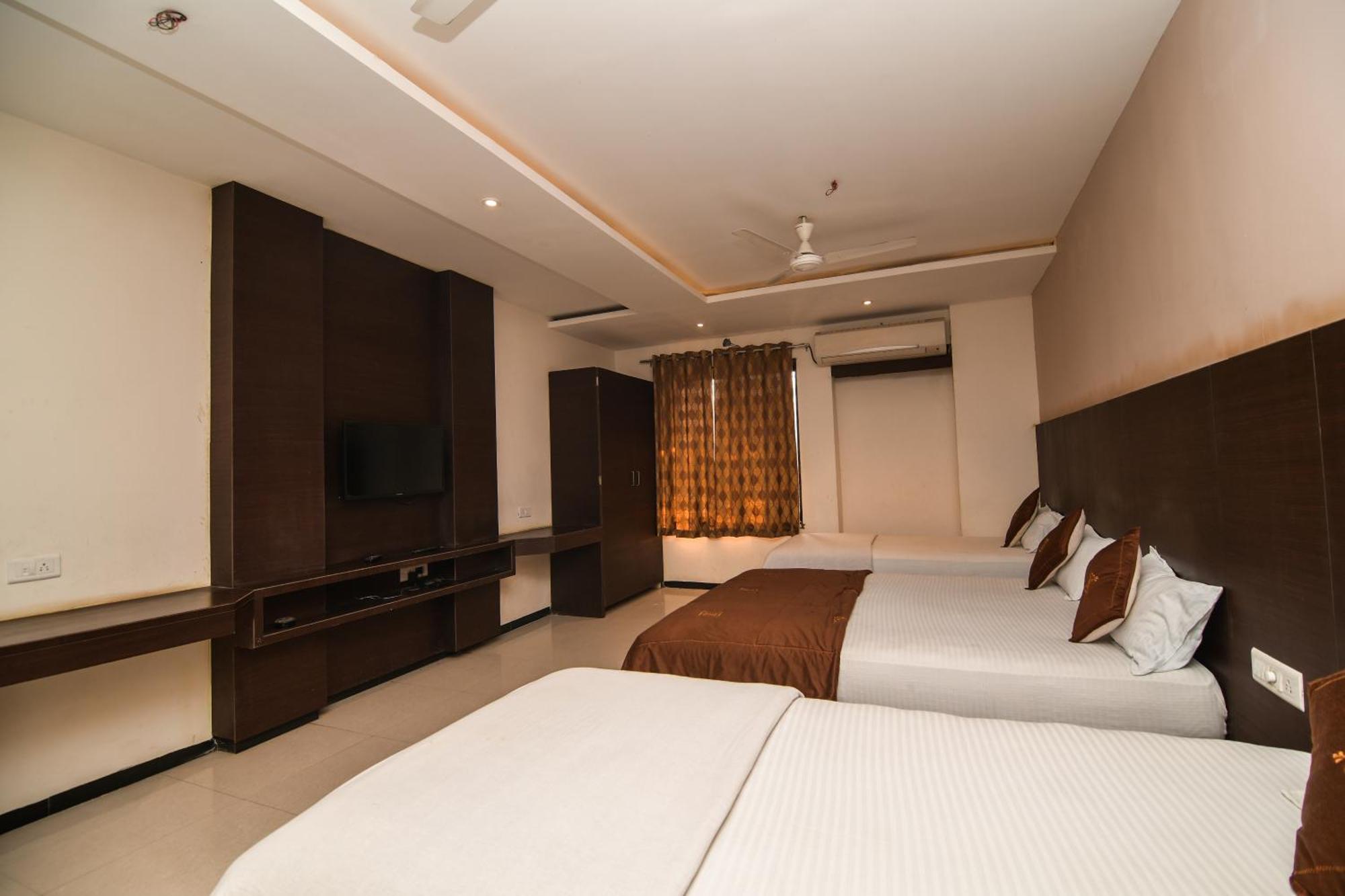 Shree Ram Hotel Ujjain Bagian luar foto