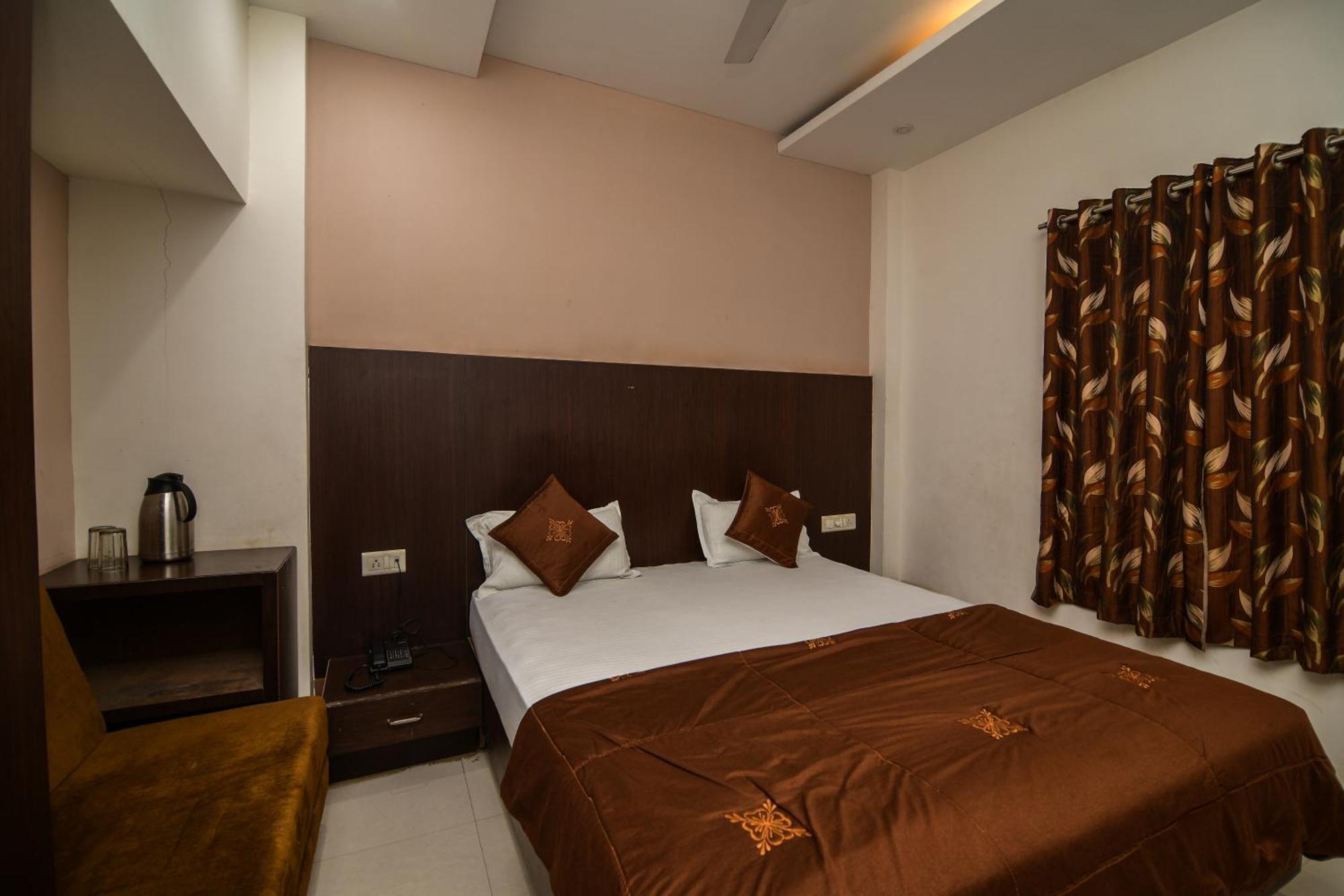 Shree Ram Hotel Ujjain Bagian luar foto