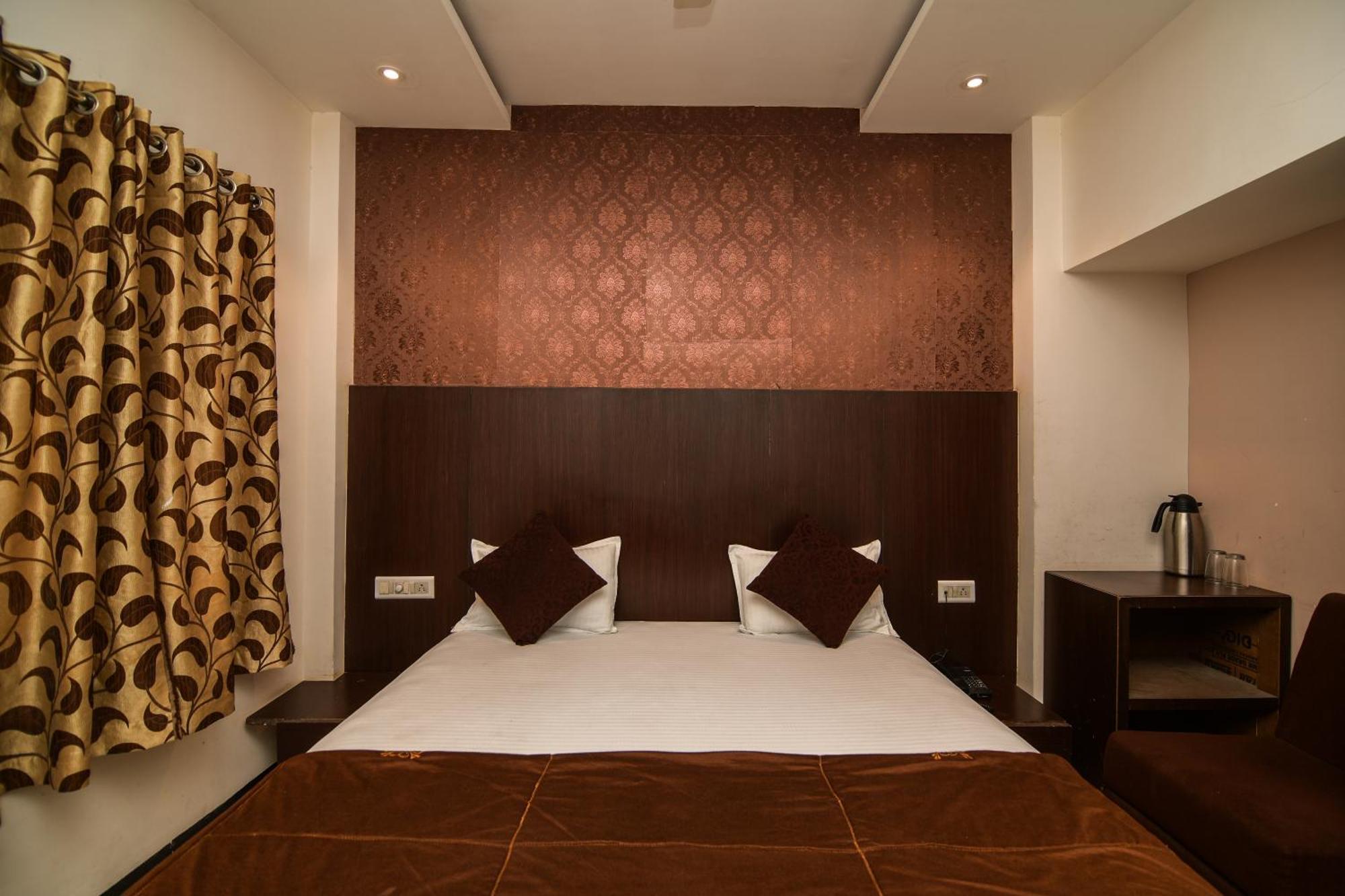 Shree Ram Hotel Ujjain Bagian luar foto